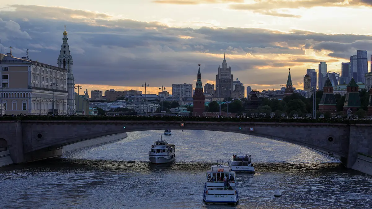 Москву украсили флагами, плакатами и декоративными конструкциями ко Дню города