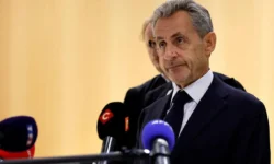 nikolya sarkozi vstrechaet vozmozhnoe nakazanie s gordo podnyatoj golovoj-ul-rks-ru-0