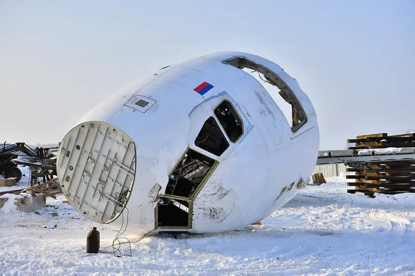 После аварийной посадки самолет пришлось разбирать и вывозить с поля по частям