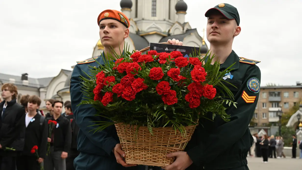 Курсанты колледжа имени маршала В. И. Чуйкова Тимофей Седов и Вадим Нетреба возлагают цветы к мемориальной доске «Вечная память жертвам террористического акта в Театральном центре на Дубровке»