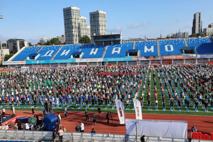 vo vladivostoke emma gadzhieva i oleg kozhemyako pomogli ustanovit rekord na dinamofest2025-ul-rks-ru-0
