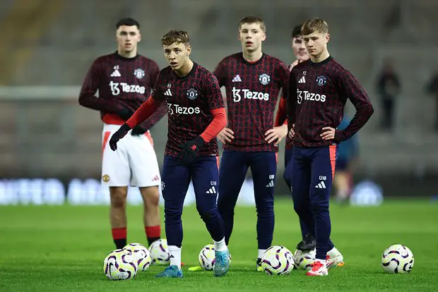 Амир Ибрагимов (в центре)