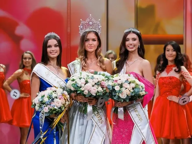 По мнению многих, короны больше достойна 1-я вице-мисс, которая стоит слева от победительницы | Источник: miss_russia_org / Instagram.com (экстремистская организация, деятельность запрещена на территории РФ)