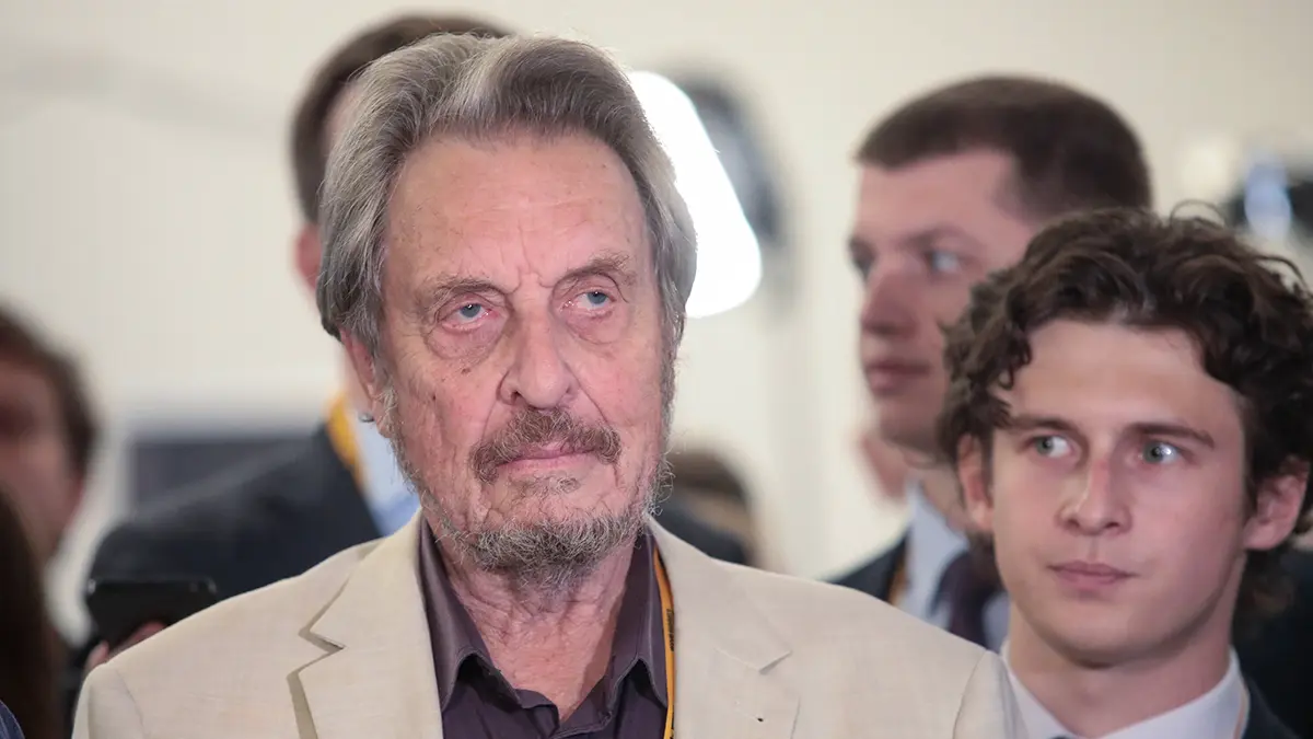 Отец Илона Маска Эррол пришел на матч КХЛ между «Ак Барсом» и «Адмиралом» в Казани