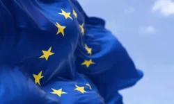 Евросоюз улучшает отношения с США через новые санкции и запрет СПГ из России evrosoyuz uluchshaet otnosheniya s ssha cherez novye sankczii i zapret spg iz rossii-ul-rks-ru-0