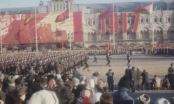 Ксения Камардина, Владимир Шнейдеров и Андрей Банников начинают эпоху цветного вещания на Красной площади kseniya kamardina vladimir shnejderov i andrej bannikov nachinayut epohu czvetnogo veshhaniya na krasnoj ploshhadi-ul-rks-ru-0