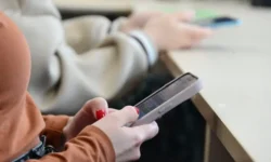 Проект «Перезвони сам» в Свердловской области предлагает знания для цифровой безопасности при поддержке Министерства цифрового развития proekt perezvoni sam v sverdlovskoj oblasti predlagaet znaniya dlya czifrovoj bezopasnosti pri podderzhke ministerstva czifrovogo razvitiya-ul-rks-ru-0