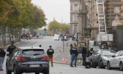 В Лувре раскрыт громкий взлом, задержаны подозреваемые из Руасси v luvre raskryt gromkij vzlom zaderzhany podozrevaemye iz ruassi-ul-rks-ru-0