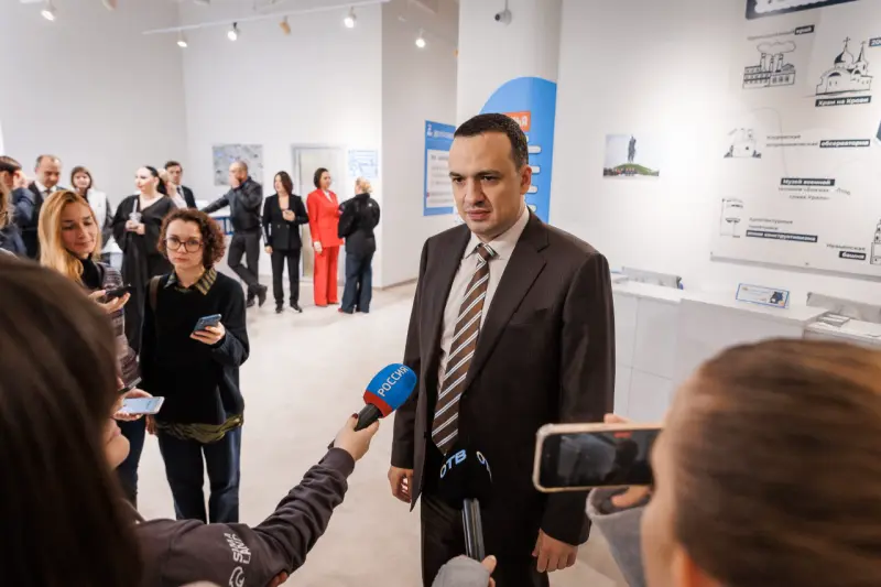 Член жюри комментирует презентацию бизнес-проекта одного из участников программы «Патриоты»