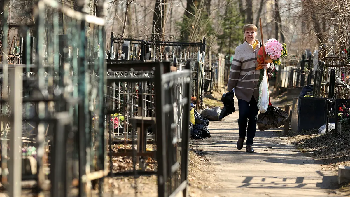 Европейцев пугает российская традиция есть на кладбище