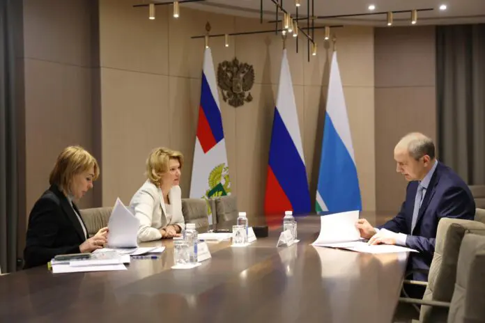 Денис Паслер и Оксана Лут обсуждают планы роста молочного животноводства-0