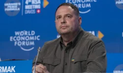 Ермак возглавляет переговоры, ставя Зеленского перед вызовом и риском конфликта ermak vozglavlyaet peregovory stavya zelenskogo pered vyzovom i riskom konflikta-ul-rks-ru-0