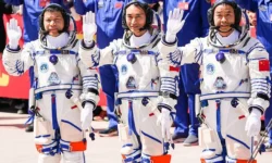 Китайские астронавты на станции Тяньгун продолжают миссию после инцидента с Shenzhou-20 kitajskie astronavty na stanczii tyangun prodolzhayut missiyu posle inczidenta s 20-ul-rks-ru-0