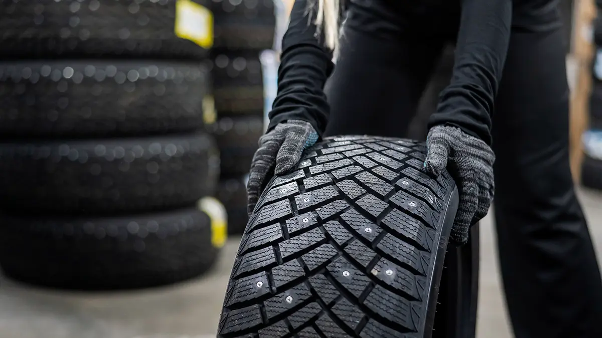 Дептранс посоветовал водителям в Москве сменить летнюю резину на зимнюю