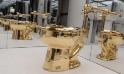 Маурицио Каттелан и Жан-Поль Риопель представляют золотой арт-объект mauriczio kattelan i zhanpol riopel predstavlyayut zolotoj artobekt-ul-rks-ru-0