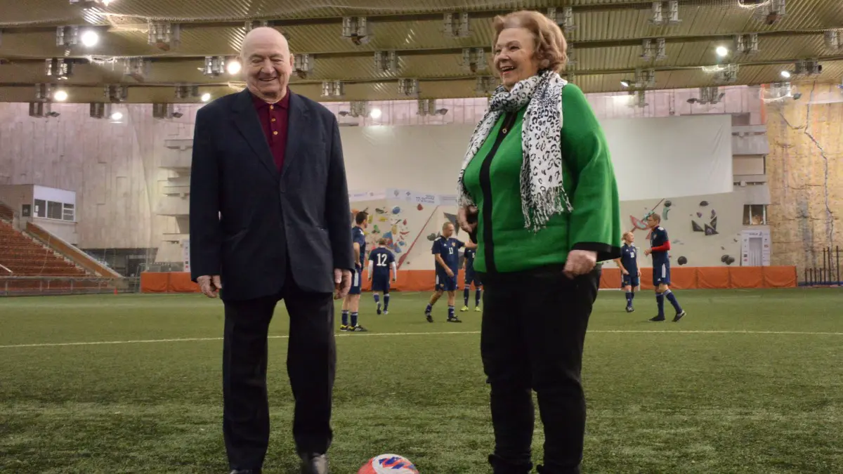 Вице-президент Российского футбольного союза Никита Симонян вместе с вдовой легендарного спортсмена Всеволода Боброва Еленой делают символический удар по мячу перед товарищеской игрой