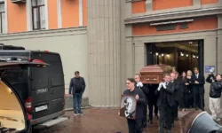 Театр Вахтангова простился с Владимиром Симоновым аплодисментами teatr vahtangova prostilsya s vladimirom simonovym aplodismentami-ul-rks-ru-0