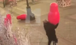 В центре Москвы украли яркую новогоднюю матрешку на площади v czentre moskvy ukrali yarkuyu novogodnyuyu matreshku na ploshhadi-ul-rks-ru-0