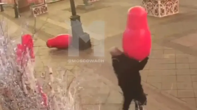 Неизвестный избил, а затем унес новогоднюю инсталляцию-матрешку в центре Москвы