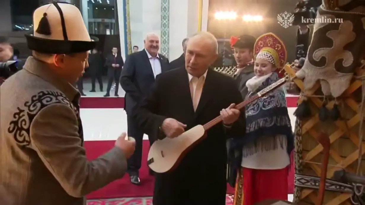 Путин попробовал сыграть на национальном киргизском инструменте