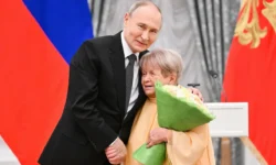 vladimir putin pozdravil aleksandru pahmutovu s yubileem na konczerte v kremle-ul-rks-ru-0