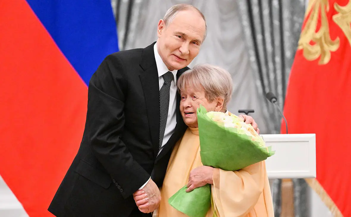 Владимир Путин и Александра Пахмутова (Кристина Кормилицына / ТАСС)