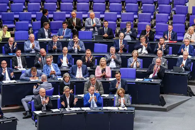 Алиса Вайдель и Тино Хрупалла, на заседании партии «Альтернатива для Германии»