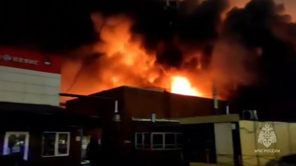 Правобережный рынок загорелся в Санкт-Петербурге