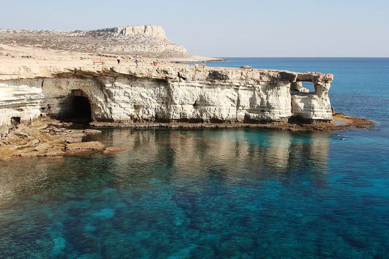 Исследование Средиземного моря проходит с целью защиты пещер и тюленей от пластика-0