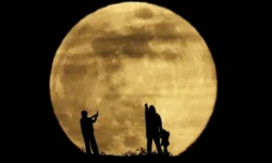 Незабываемое суперлуние на зимнем небе во время Холодной Луны nezabyvaemoe superlunie na zimnem nebe vo vremya holodnoj luny-ul-rks-ru-0