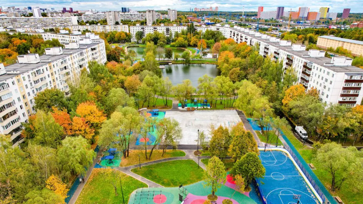 Благоустройство более 80 знаковых объектов провели в разных районах Москвы