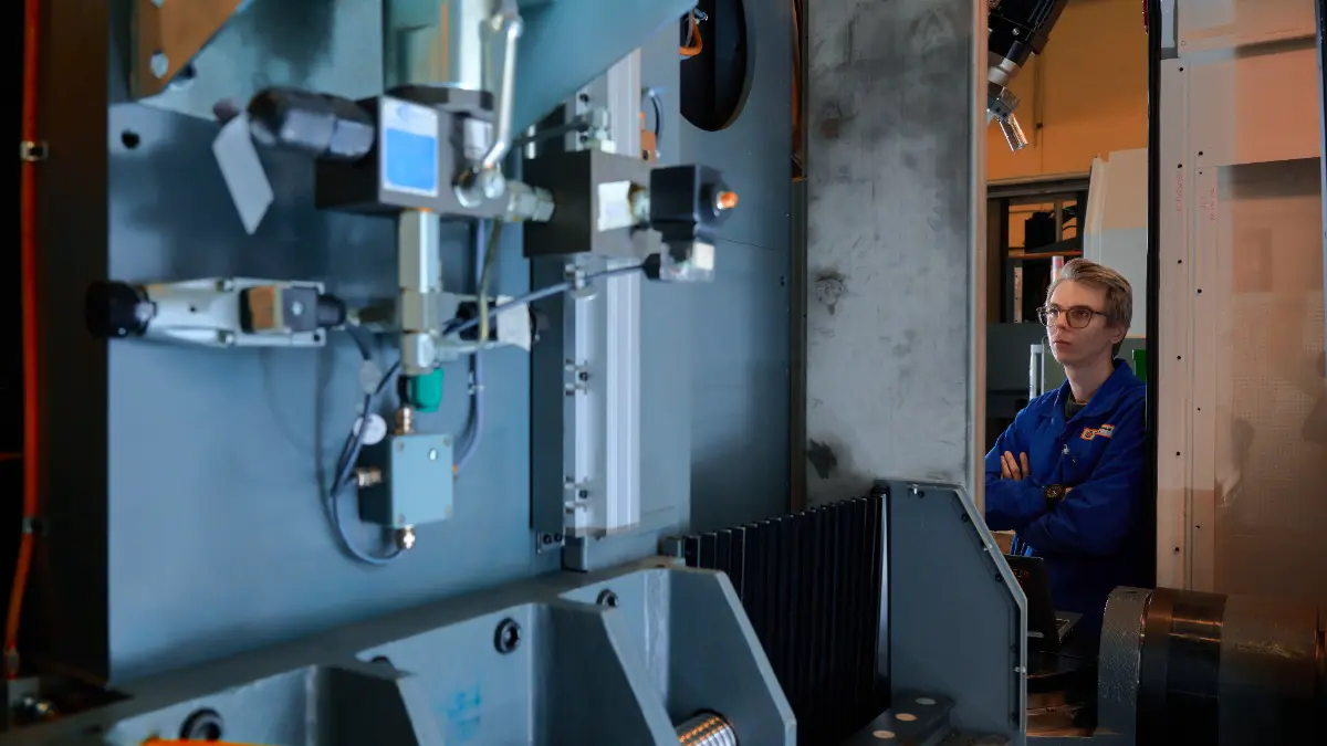 Столичная компания запустит серийное производство шлифовальных станков для обработки деталей авиадвигателей