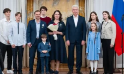 Сергей Собянин вручил орден "Родительская слава" семьям Сазоновых и Дубининых sergej sobyanin vruchil orden roditelskaya slava semyam sazonovyh i dubininyh-ul-rks-ru-0