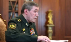 Валерий Герасимов рассказал Путину о том, как РЭБ Украины нарушил связь из Северска valerij gerasimov rasskazal putinu o tom kak reb ukrainy narushil svyaz iz severska-ul-rks-ru-0