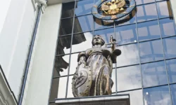 Верховный суд рассмотрит спор о квартире между Ларисой Долиной и Полиной Лурье verhovnyj sud rassmotrit spor o kvartire mezhdu larisoj dolinoj i polinoj lure-ul-rks-ru-0