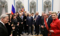 Владимир Путин и Никита Михалков на торжественном вручении государственных наград в Кремле vladimir putin i nikita mihalkov na torzhestvennom vruchenii gosudarstvennyh nagrad v kremle-ul-rks-ru-0