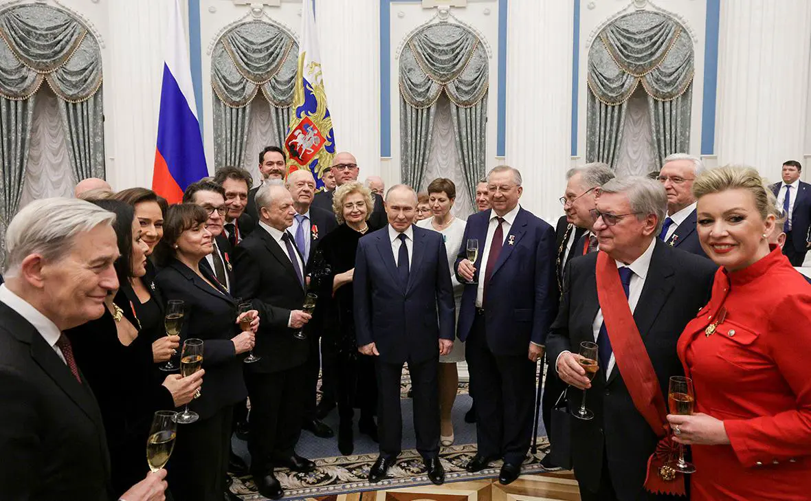 Владимир Путин (в центре) во время вручения государственных наград в Кремле (Михаил Синицын / ТАСС)