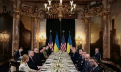 Владимир Зеленский на переговорах с Дональдом Трампом столкнулся с портретом Елизаветы II vladimir zelenskij na peregovorah s donaldom trampom stolknulsya s portretom elizavety -ul-rks-ru-0