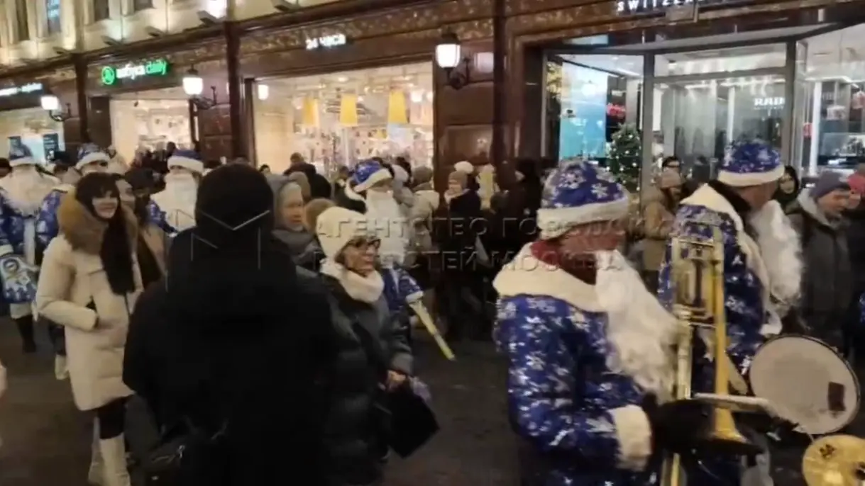 Парад Дедов Морозов прошел на Никольской улице в Москве