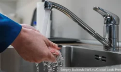 Павел Степура и ОНФ проверяют качество воды по СанПиН зимой pavel stepura i onf proveryayut kachestvo vody po sanpin zimoj-ul-rks-ru-0