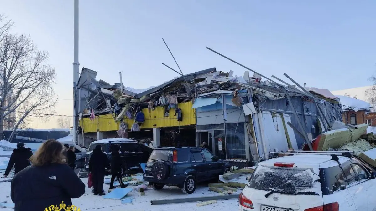 Крыша торгового центра обрушилась в Новосибирске, есть пострадавшие