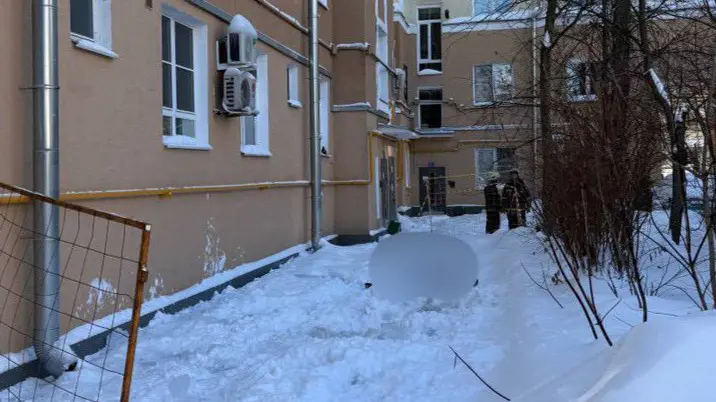 СК возбудил дело после падения глыбы льда на женщину на юге Москвы