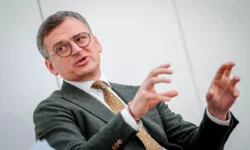 Зеленский, Кулеба и Ермак сталкиваются с политическими вызовами и надеждами zelenskij kuleba i ermak stalkivayutsya s politicheskimi vyzovami i nadezhdami-ul-rks-ru-0