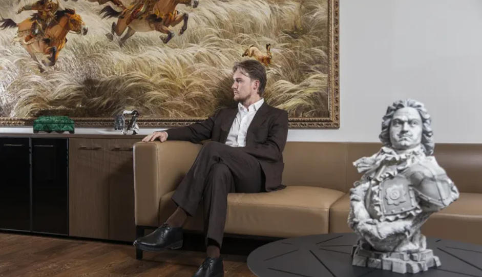 Александр Шмотьев на диване