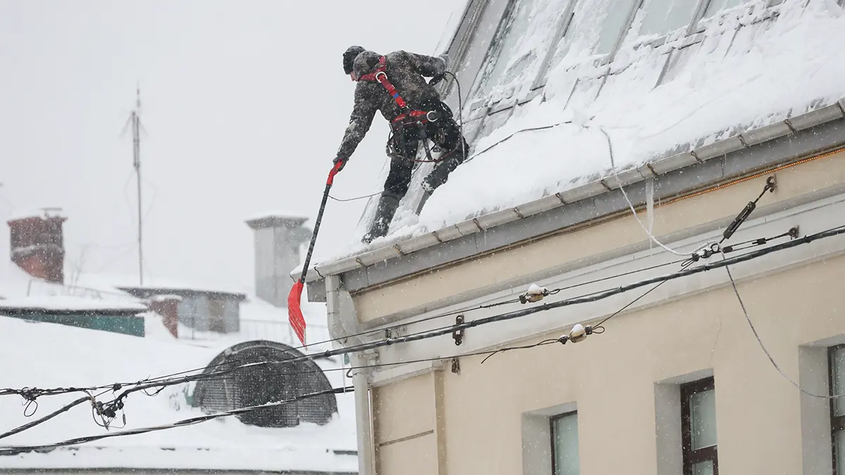 Как правильно очищать крыши от снега