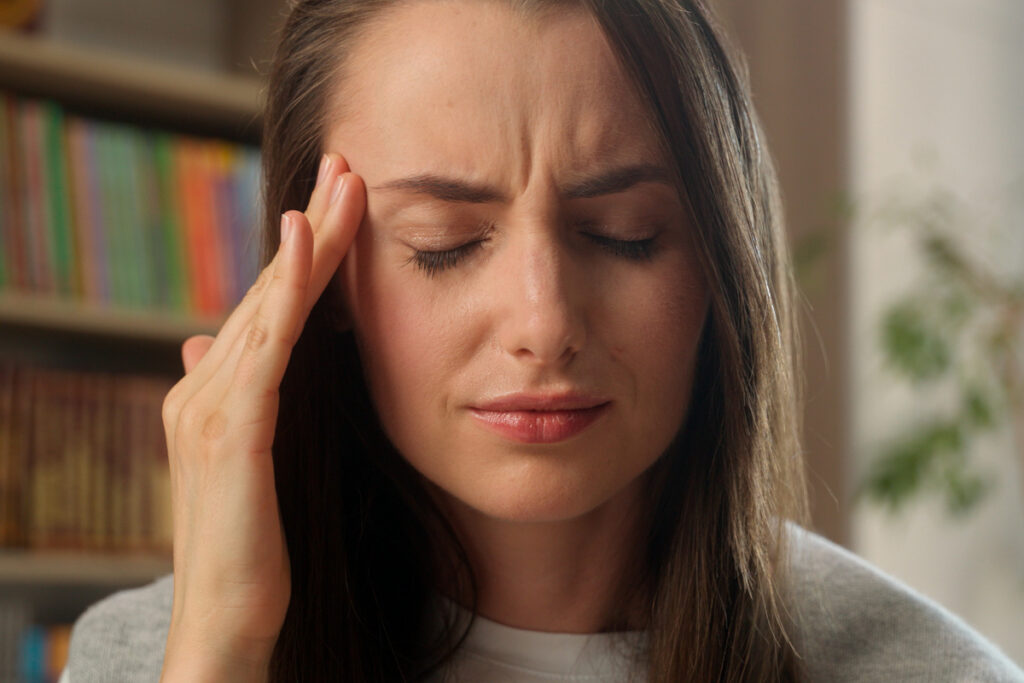 Девушка массирует виски