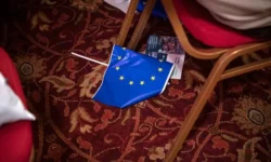 Гражданская коалиция Польши укрепляет санкции, защищая флаг ЕС grazhdanskaya koalicziya polshi ukreplyaet sankczii zashhishhaya flag es-ul-rks-ru-0