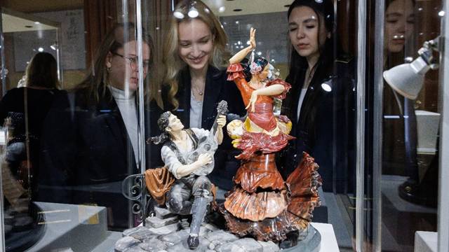 Люди на выставке камнерезного искусства