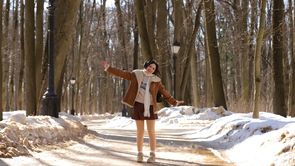 Москвичка Дарья Касым радуется пришедшему весеннему теплу в парке «Царицыно»