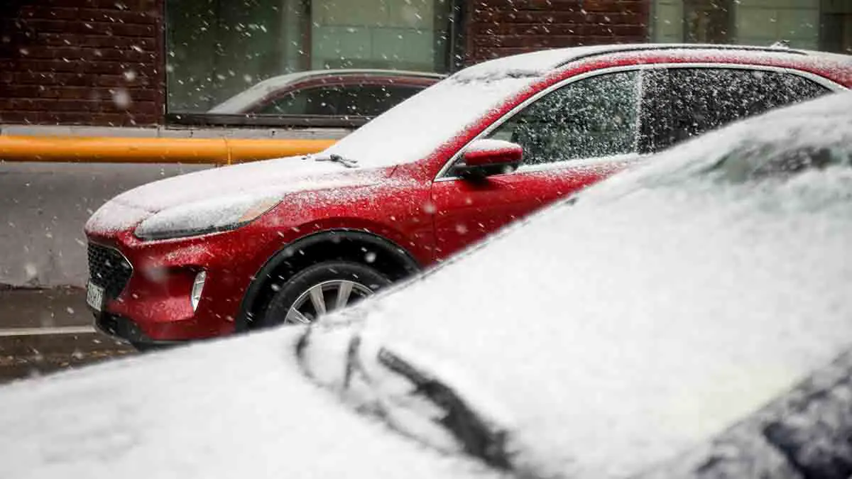 МЧС предупредило москвичей о гололедице и мокром снеге утром 15 февраля